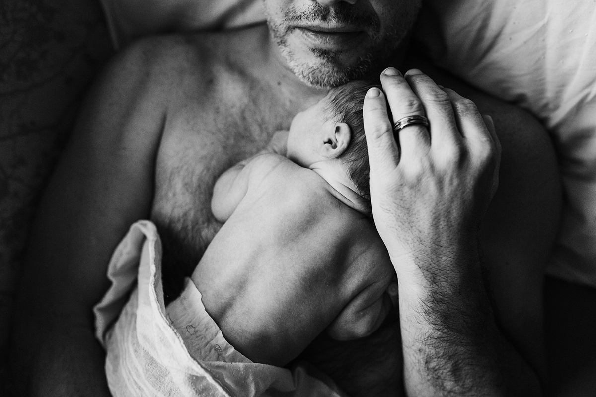 skin to skin with daddy newborn photos